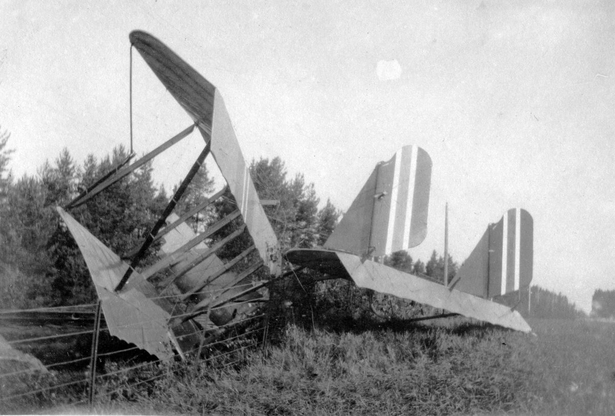 Flyeleven Torps krasjlanding med en Farman «Shorthorn» – via en telefonledning og i et gjerde i Nordre Odalen – da han gikk på Hærens flyskole i 1920.