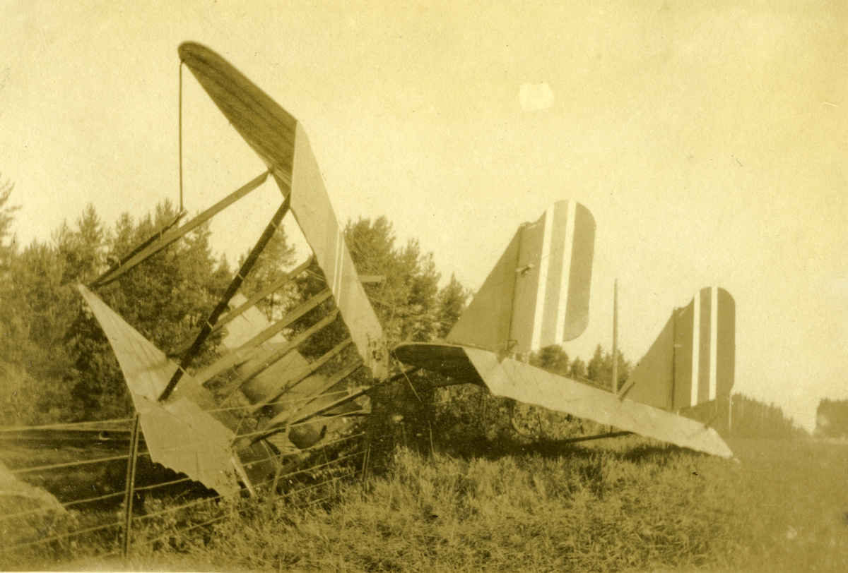 Flyeleven Torps krasjlanding med en Farman «Shorthorn» – via en telefonledning og i et gjerde i Nordre Odalen – da han gikk på Hærens flyskole i 1920.
