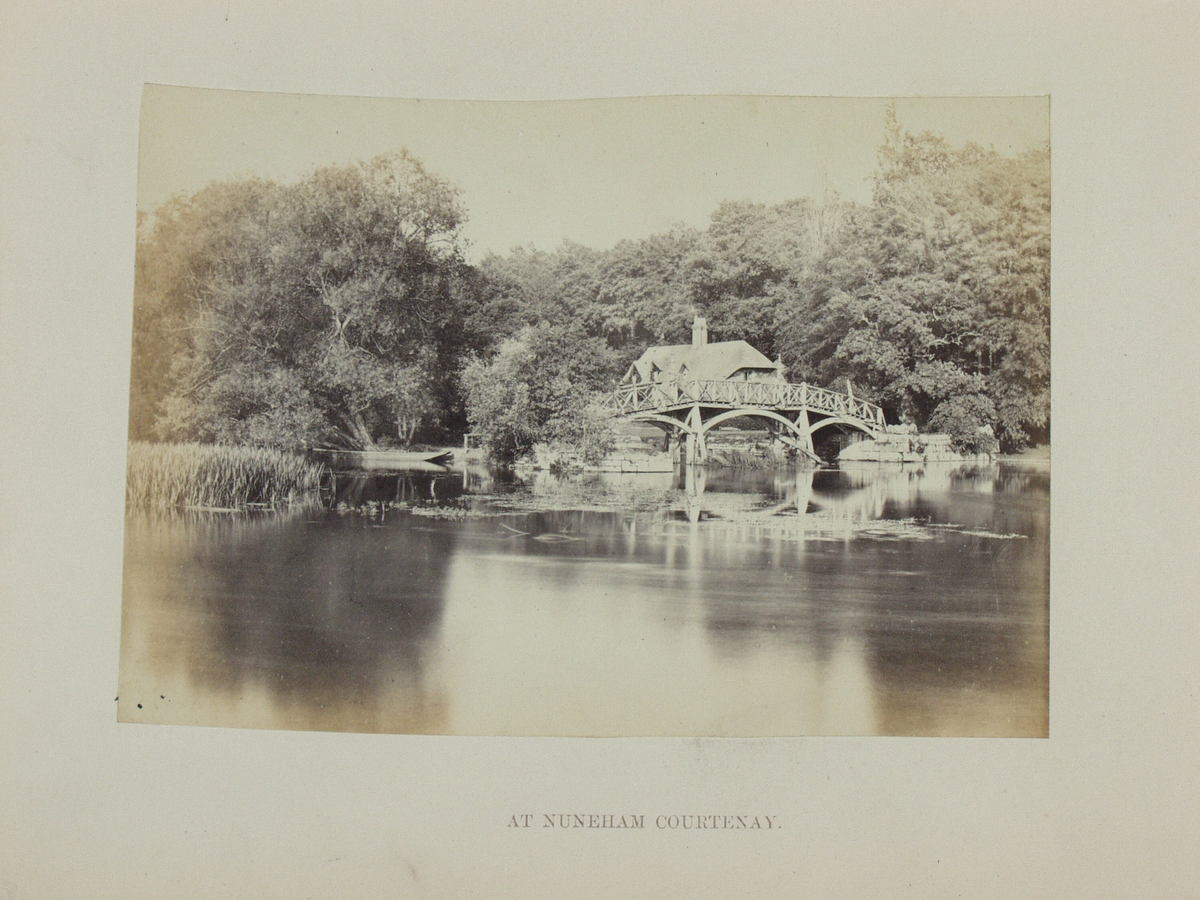 Bok med innlimte albuminfotografier fra elven Thames. Fotografert av Frances Frith. Den første utgaven av boken var illustrert med over 300 tresnitt, mens denne utgaven kom med 15 fotografier på 10 x 14 cm, og et ovalt fotografi på bokens omslag. Publisert av Aldred W. Bennett. virtue & Co. i 1869 kom 2. utg., men den gang publisert av Cassell, Petter and Galphin i London.