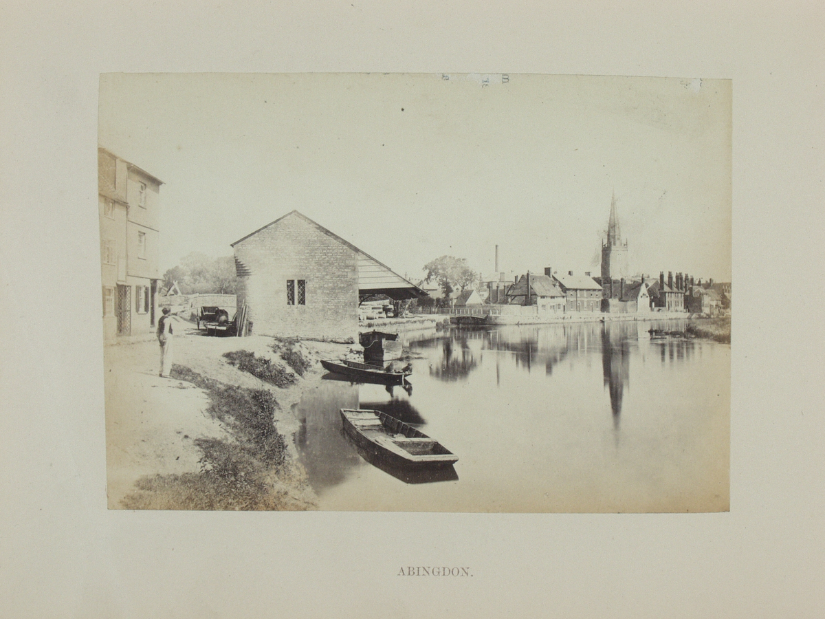 Bok med innlimte albuminfotografier fra elven Thames. Fotografert av Frances Frith. Den første utgaven av boken var illustrert med over 300 tresnitt, mens denne utgaven kom med 15 fotografier på 10 x 14 cm, og et ovalt fotografi på bokens omslag. Publisert av Aldred W. Bennett. virtue & Co. i 1869 kom 2. utg., men den gang publisert av Cassell, Petter and Galphin i London.