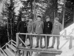 5 menn står på tribunen i Livbakken (Livs bestyrelse 1904-19