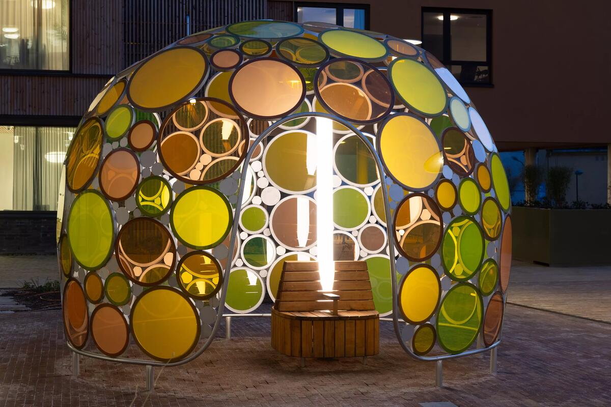 Skulpturen består av et metallskjelett som huser sirkulære glassformer i ulike fargesjatteringer. En benk er plassert inne i skulpturen slik at man kan sitte og betrakte omverden gjennom det fargede glasset. En lysstolpe i skulpturen gjør at den lyser opp når det er mørkt. 