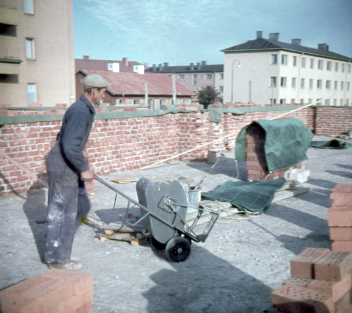 Serie bilder från bygget av Vasaskolan i Linköping vars brister i kvalitet får förbises till förmån för dokumentationens egna värden. Bildföljden visar huskroppen utmed Linggatan. Skolan kom att stå klar som grundskola 1953. Mot slutet av sextiotalet omformades lärosätets inriktningen till tekniska läroverket och vidare gymnasieskola. År 1967 ändrades skolans namn till Berzeliusskolan.