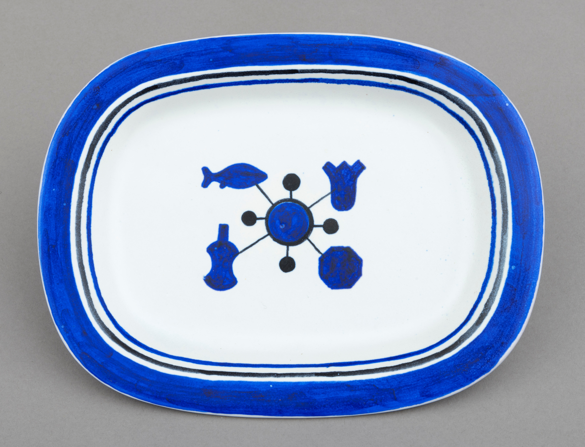 Servise av keramikk i 14 deler: 1 fat og 13 asjetter. Fat og asjetter har  blå dekor med innslag av svart på hvit bunn. Alle deler er dekorert med tømmermerker, som er knyttet til eierens arbeide som tømmermåler. Settet (serviset) er spesiallaget på bestilling. Arbeidet med serviset er utført av keramikeren William Knutzen. Han var blant annet kjent for å bruke blå dekor, som vi også ser på dette serviset. 

Dette skjemaet omhandler en av de 13 asjettene som er med  i serviset: Asjetten er oval, tilnærmet rektangulær.  Hver enkelt asjett har litt ulike mål, men de er cirka 22 centimeter lange og 16 centimeter brede. Asjetten er dekorert med en blå sirkel midt på. Ut fra sirkelen er det trukket fire svarte linjer. I enden av hver linje gjenfinnes et tømmermerke. Rundt den blå sirkelen er det trukket en en svart smal linje. Ut fra dennne linja er det trukket fire korte linjer som ender opp i en svart kule. Dekorfeltet midt på asjetten har en størrelse på cirka 7,5 cm x 6 cm. Langs kanten på asjetten er det ytterst et blått felt som er cirka 1, 5 centimeter bredt. Under dette feltet er asjetten dekorert med to tynne linjer, en svart og en blå, som er cirka 3 millimeter brede. Mellom de blå og svarte linjene, er det hvite åpne felt. Tilsammen har dekoren langs kanten på asjetten en bredde på cirka 2,5 centimeter.

Av de fire tømmermerkene (tømmerkjøperne) som er representert på asjetten er tre av dem identifisert. Det er brukt merkekart fra 1956 som utgangspunkt for identifiseringen:
Merke plassert øverst til venstre: A/S Hafslund Sulfitfabrik (nr. 207 på kart)
Merke plassert øverst til høyre: A/S Tofte Cellulosefabrik (nr. 149 på kart)
Merke plassert nederst  til venstre: M. Peterson & Søn (nr. 102 på kart)
Merke plassert nederst til høyre: ikke identifisert