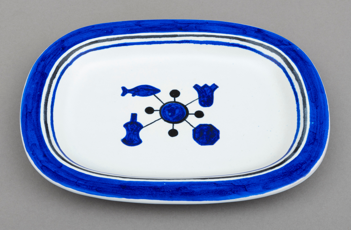 Servise av keramikk i 14 deler: 1 fat og 13 asjetter. Fat og asjetter har  blå dekor med innslag av svart på hvit bunn. Alle deler er dekorert med tømmermerker, som er knyttet til eierens arbeide som tømmermåler. Settet (serviset) er spesiallaget på bestilling. Arbeidet med serviset er utført av keramikeren William Knutzen. Han var blant annet kjent for å bruke blå dekor, som vi også ser på dette serviset. 

Dette skjemaet omhandler en av de 13 asjettene som er med  i serviset: Asjetten er oval, tilnærmet rektangulær.  Hver enkelt asjett har litt ulike mål, men de er cirka 22 centimeter lange og 16 centimeter brede. Asjetten er dekorert med en blå sirkel midt på. Ut fra sirkelen er det trukket fire svarte linjer. I enden av hver linje gjenfinnes et tømmermerke. Rundt den blå sirkelen er det trukket en en svart smal linje. Ut fra dennne linja er det trukket fire korte linjer som ender opp i en svart kule. Dekorfeltet midt på asjetten har en størrelse på cirka 7,5 cm x 6 cm. Langs kanten på asjetten er det ytterst et blått felt som er cirka 1, 5 centimeter bredt. Under dette feltet er asjetten dekorert med to tynne linjer, en svart og en blå, som er cirka 3 millimeter brede. Mellom de blå og svarte linjene, er det hvite åpne felt. Tilsammen har dekoren langs kanten på asjetten en bredde på cirka 2,5 centimeter.

Av de fire tømmermerkene (tømmerkjøperne) som er representert på asjetten er tre av dem identifisert. Det er brukt merkekart fra 1956 som utgangspunkt for identifiseringen:
Merke plassert øverst til venstre: A/S Hafslund Sulfitfabrik (nr. 207 på kart)
Merke plassert øverst til høyre: A/S Tofte Cellulosefabrik (nr. 149 på kart)
Merke plassert nederst  til venstre: M. Peterson & Søn (nr. 102 på kart)
Merke plassert nederst til høyre: ikke identifisert