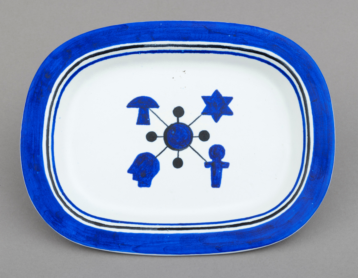 Servise av keramikk i 14 deler: 1 fat og 13 asjetter. Fat og asjetter har  blå dekor med innslag av svart på hvit bunn. Alle deler er dekorert med tømmermerker, som er knyttet til eierens arbeide som tømmermåler. Settet (serviset) er spesiallaget på bestilling. Arbeidet med serviset er utført av keramikeren William Knutzen. Han var blant annet kjent for å bruke blå dekor, som vi også ser på dette serviset. 

Dette skjemaet omhandler en av de 13 asjettene som er med  i serviset: Asjetten er oval, tilnærmet rektangulær.  Hver enkelt asjett har litt ulike mål, men de er cirka 22 centimeter lange og 16 centimeter brede. Asjetten er dekorert med en blå sirkel midt på. Ut fra sirkelen er det trukket fire svarte linjer. I enden av hver linje gjenfinnes et tømmermerke. Rundt den blå sirkelen er det trukket en en svart smal linje. Ut fra dennne linja er det trukket fire korte linjer som ender opp i en svart kule. Dekorfeltet midt på asjetten har en størrelse på cirka 7,5 cm x 6 cm. Langs kanten på asjetten er det ytterst et blått felt som er cirka 1, 5 centimeter bredt. Under dette feltet er asjetten dekorert med to tynne linjer, en svart og en blå, som er cirka 3 millimeter brede. Mellom de blå og svarte linjene, er det hvite åpne felt. Tilsammen har dekoren langs kanten på asjetten en bredde på cirka 2,5 centimeter.

Av de fire tømmermerkene (tømmerkjøperne) som er representert på asjetten er fire av dem identifisert. Det er brukt merkekart for Glomma Fellesfløtingsforening fra 1956 som utgangspunkt for identifiseringen:
Merke plassert øverst til venstre: Torp Brugs Aktieselskab  (nr. 222 på kart)   
Merke plassert øverst til høyre: Hurum Fabriker  (nr. 146 på kart)
Merke plassert nederst  til venstre: Garman Gulbrandsen A/S (nr. 93 på kart)
Merke plassert nederst til høyre: A/S Greaker Cellulosefabrik  (nr. 45  på kart)