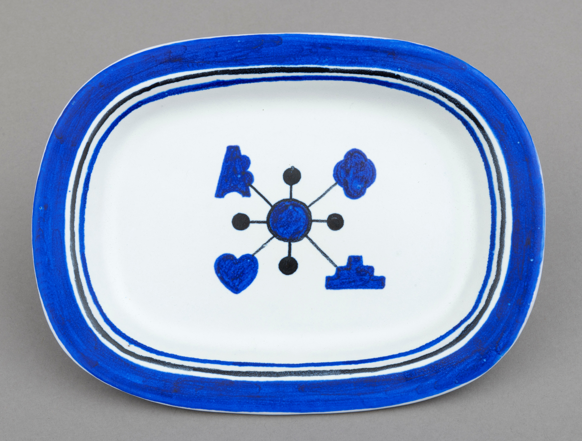 Servise av keramikk i 14 deler: 1 fat og 13 asjetter. Fat og asjetter har  blå dekor med innslag av svart på hvit bunn. Alle deler er dekorert med tømmermerker, som er knyttet til eierens arbeide som tømmermåler. Settet (serviset) er spesiallaget på bestilling. Arbeidet med serviset er utført av keramikeren William Knutzen. Han var blant annet kjent for å bruke blå dekor, som vi også ser på dette serviset. 

Dette skjemaet omhandler en av de 13 asjettene som er med  i serviset: Asjetten er oval, tilnærmet rektangulær.  Hver enkelt asjett har litt ulike mål, men de er cirka 22 centimeter lange og 16 centimeter brede. Asjetten er dekorert med en blå sirkel midt på. Ut fra sirkelen er det trukket fire svarte linjer. I enden av hver linje gjenfinnes et tømmermerke. Rundt den blå sirkelen er det trukket en en svart smal linje. Ut fra dennne linja er det trukket fire korte linjer som ender opp i en svart kule. Dekorfeltet midt på asjetten har en størrelse på cirka 7,5 cm x 6 cm. Langs kanten på asjetten er det ytterst et blått felt som er cirka 1, 5 centimeter bredt. Under dette feltet er asjetten dekorert med to tynne linjer, en svart og en blå, som er cirka 3 millimeter brede. Mellom de blå og svarte linjene, er det hvite åpne felt. Tilsammen har dekoren langs kanten på asjetten en bredde på cirka 2,5 centimeter.

Av de fire tømmermerkene (tømmerkjøperne) som er representert på asjetten er fire av dem identifisert. Det er brukt merkekart for Glomma Fellesfløtingsforening fra 1956 som utgangspunkt for identifiseringen:
Merke plassert øverst til venstre: And. H. Kiær & Co. Ltd.  (nr. 68 på kart)   
Merke plassert øverst til høyre:  A/S Skurtømmer (nr. 161 på kart)
Merke plassert nederst  til venstre:  Hans Aaraas (nr. 165 på kart)
Merke plassert nederst til høyre: Hurum Fabriker (nr. 104  på kart)