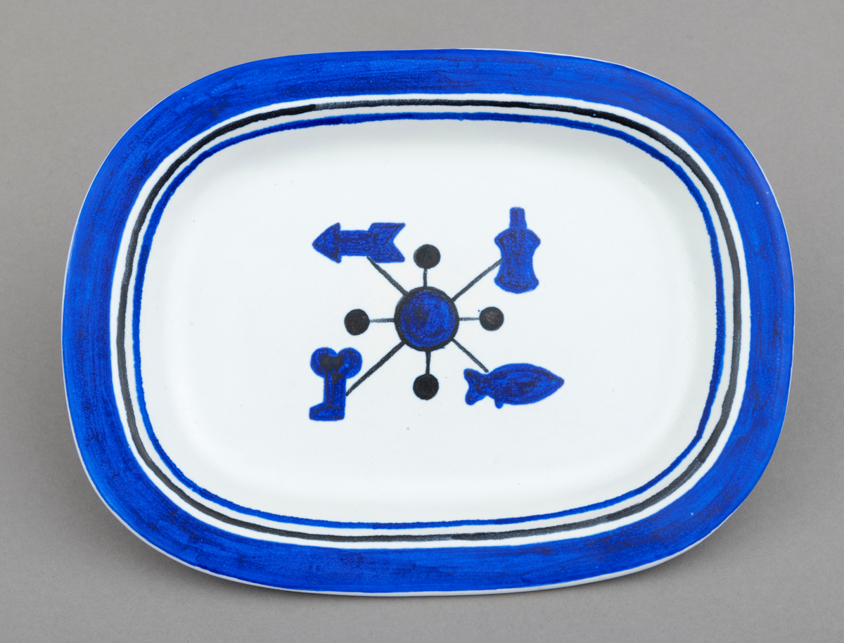 Servise av keramikk i 14 deler: 1 fat og 13 asjetter. Fat og asjetter har  blå dekor med innslag av svart på hvit bunn. Alle deler er dekorert med tømmermerker, som er knyttet til eierens arbeide som tømmermåler. Settet (serviset) er spesiallaget på bestilling. Arbeidet med serviset er utført av keramikeren William Knutzen. Han var blant annet kjent for å bruke blå dekor, som vi også ser på dette serviset. 

Dette skjemaet omhandler en av de 13 asjettene som er med  i serviset: Asjetten er oval, tilnærmet rektangulær.  Hver enkelt asjett har litt ulike mål, men de er cirka 22 centimeter lange og 16 centimeter brede. Asjetten er dekorert med en blå sirkel midt på. Ut fra sirkelen er det trukket fire svarte linjer. I enden av hver linje gjenfinnes et tømmermerke. Rundt den blå sirkelen er det trukket en en svart smal linje. Ut fra dennne linja er det trukket fire korte linjer som ender opp i en svart kule. Dekorfeltet midt på asjetten har en størrelse på cirka 7,5 cm x 6 cm. Langs kanten på asjetten er det ytterst et blått felt som er cirka 1, 5 centimeter bredt. Under dette feltet er asjetten dekorert med to tynne linjer, en svart og en blå, som er cirka 3 millimeter brede. Mellom de blå og svarte linjene, er det hvite åpne felt. Tilsammen har dekoren langs kanten på asjetten en bredde på cirka 2,5 centimeter.

Av de fire tømmermerkene (tømmerkjøperne) som er representert på asjetten er fire av dem identifisert. Det er brukt merkekart for Glomma Fellesfløtingsforening fra 1956 som utgangspunkt for identifiseringen:
Merke plassert øverst til venstre: Saugbruksforeningen (nr. 129 på kart)   
Merke plassert øverst til høyre: M. Peterson & Søn A/S   (nr. 102 på kart)
Merke plassert nederst  til venstre: A/S Tofte Cellulosefabrik   (nr. 10 på kart)
Merke plassert nederst til høyre: A/S Hafslund Sulfitfabrik (nr. 207 på kart)