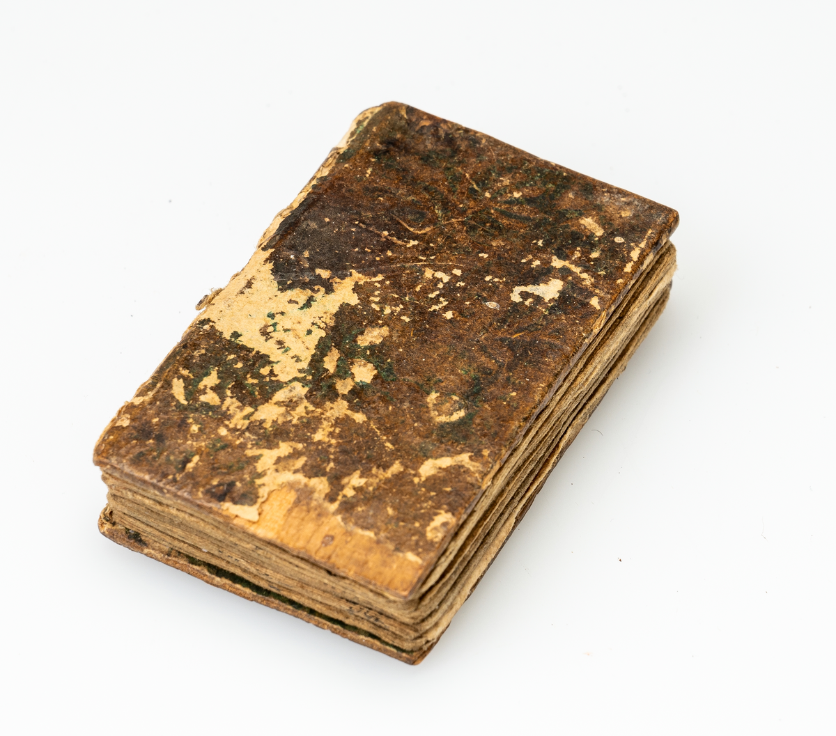 Liten bok brunt skinnbind, ryggen mangler, forperm, 9 første blad er løst