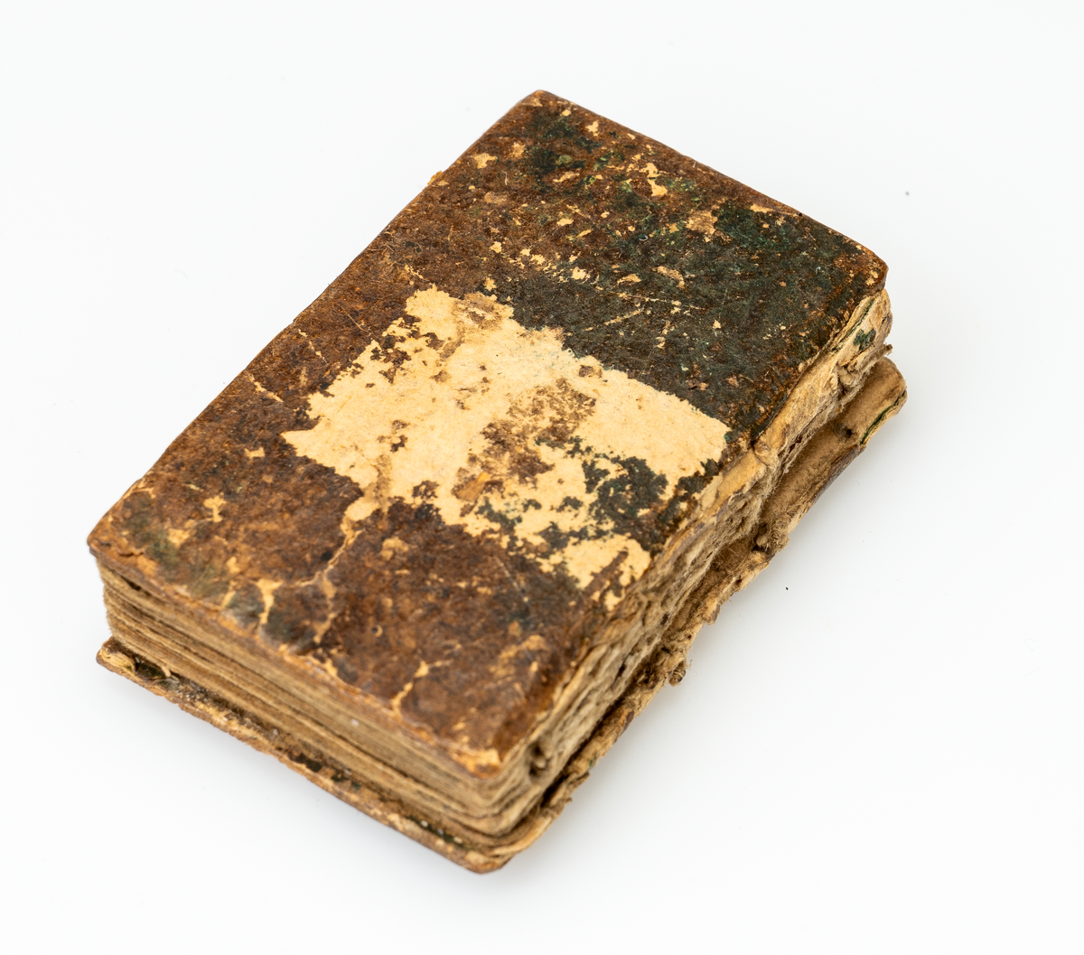 Liten bok brunt skinnbind, ryggen mangler, forperm, 9 første blad er løst