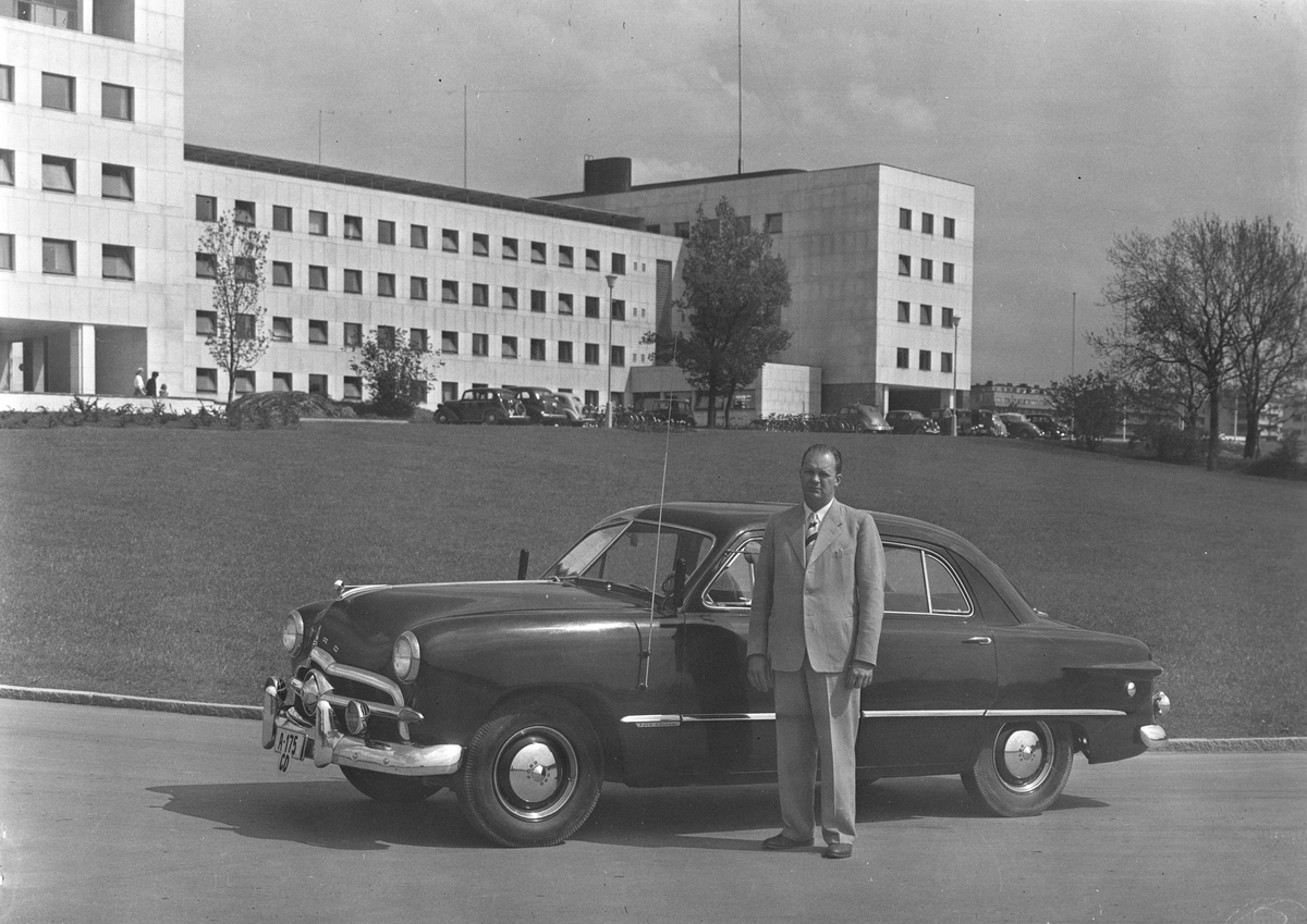 Mann har parkert sin bil A-175 foran Kringkastingshuset i Oslo.