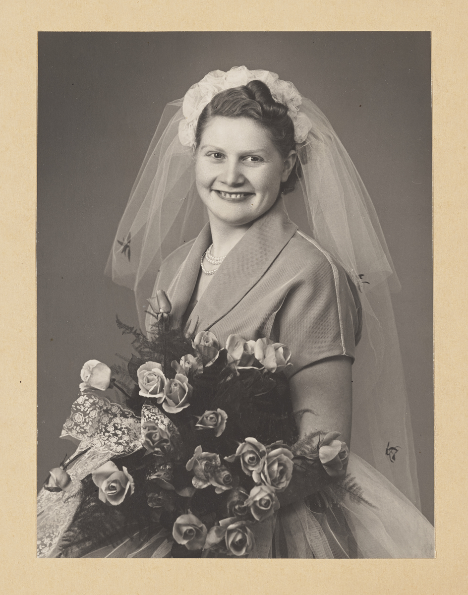 Portrett av kvinne i brudekjole i halvfigur