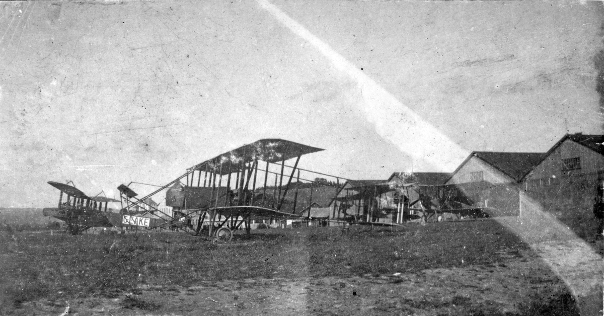 Et fransk skole- og rekognoseringsfly av typen Farman Longhorn (MF/F.F.1), brukt ved Hærens flyskole fram til 1921. Flyene ble montert på Kjeller, og var utstyrt med en skyvemotor bak på gondolen. Bak ses det britiske flyet Handley Page O/400 ,med registreringsnummer G-EAKE.