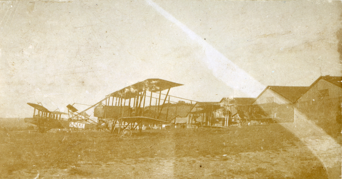 Et fransk skole- og rekognoseringsfly av typen Farman Longhorn (MF/F.F.1), brukt ved Hærens flyskole fram til 1921. Flyene ble montert på Kjeller, og var utstyrt med en skyvemotor bak på gondolen. Bak ses det britiske flyet Handley Page O/400 ,med registreringsnummer G-EAKE.