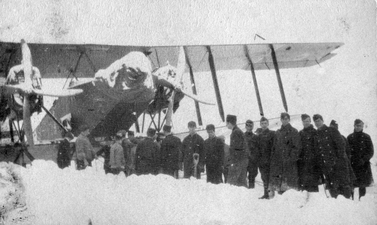 Det britiske flyet H.P. O/400 ble flyttet inn i en av hangarene på Kjeller flyplass.