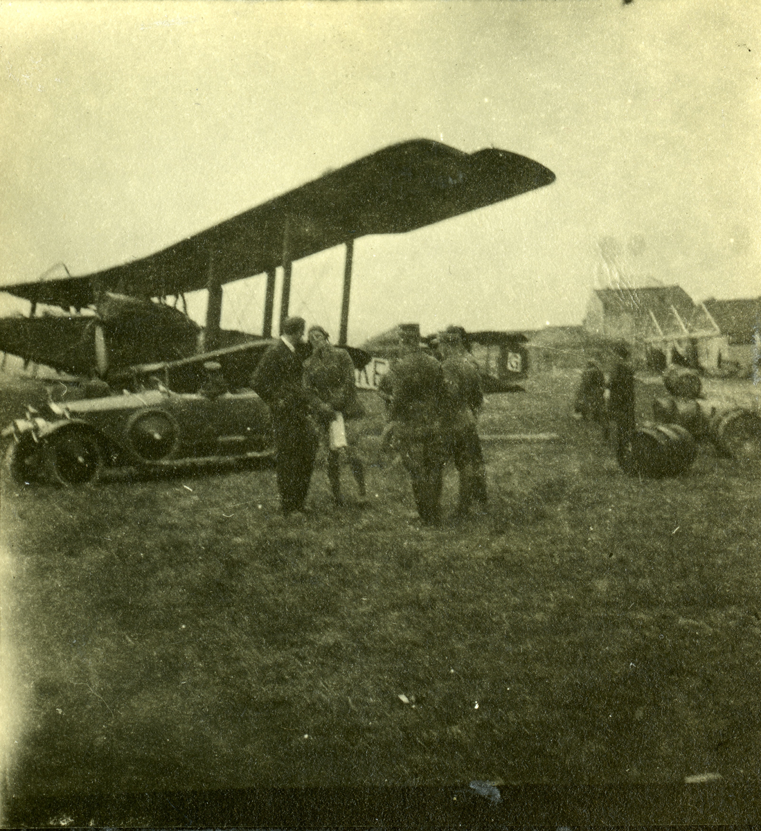 Det britiske flyet Handley Page O/400 ,med registreringsnummer G-EAKE, på Kjeller flyplass på Kjeller flyplass høsten 1919.