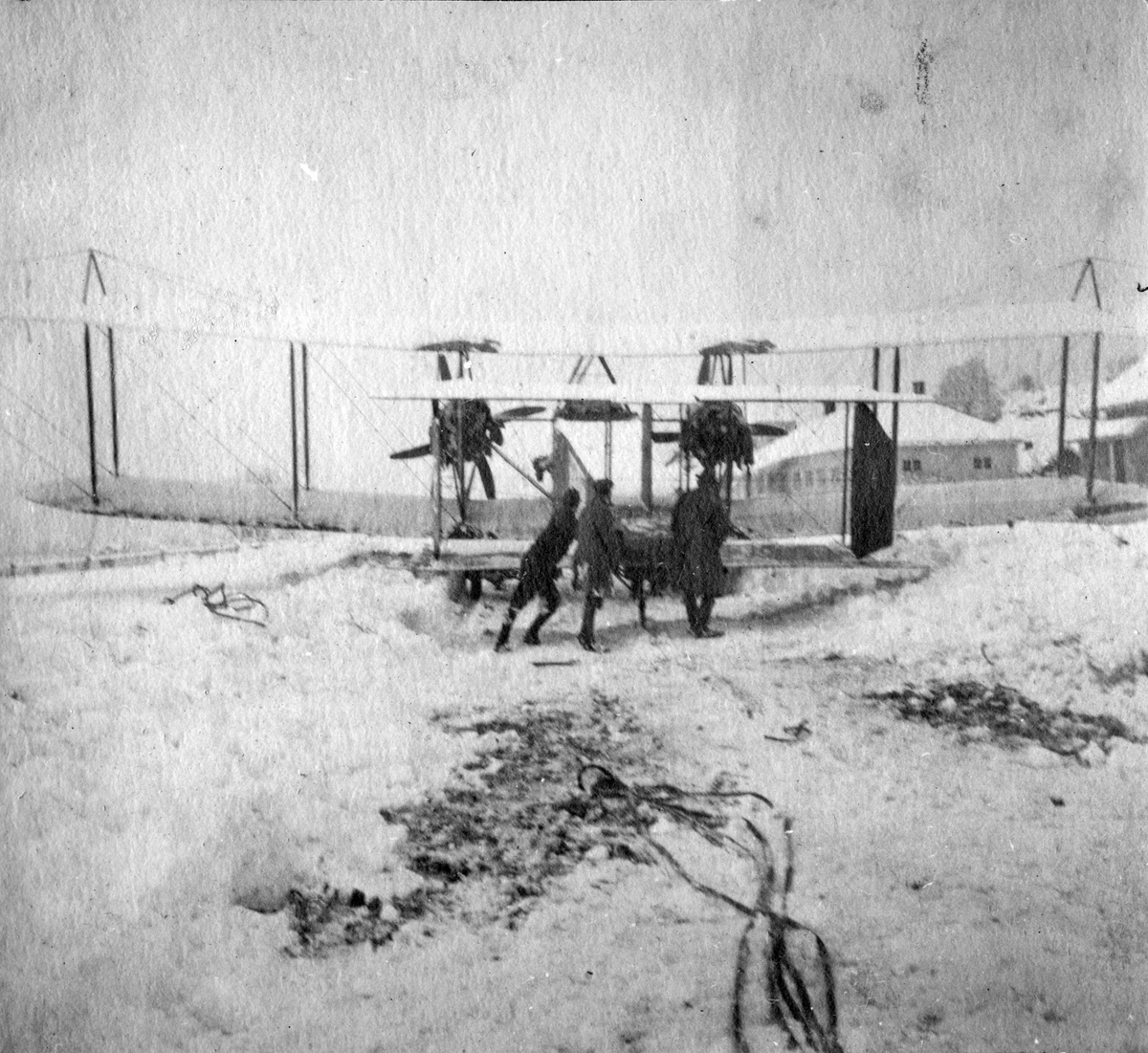 Det britiske flyet Handley Page O/400 G-EAKE ble flyttet inn i en av hangarene på Kjeller flyplass vinteren 1919 - 1920.