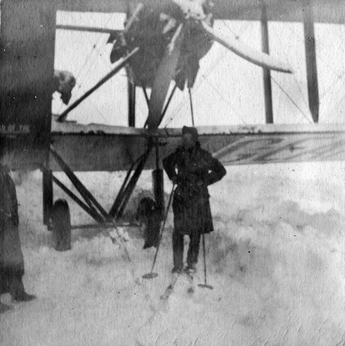 Det britiske flyet Handley Page O/400 G-EAKE ble flyttet inn i en av hangarene på Kjeller flyplass vinteren 1919 - 1920.