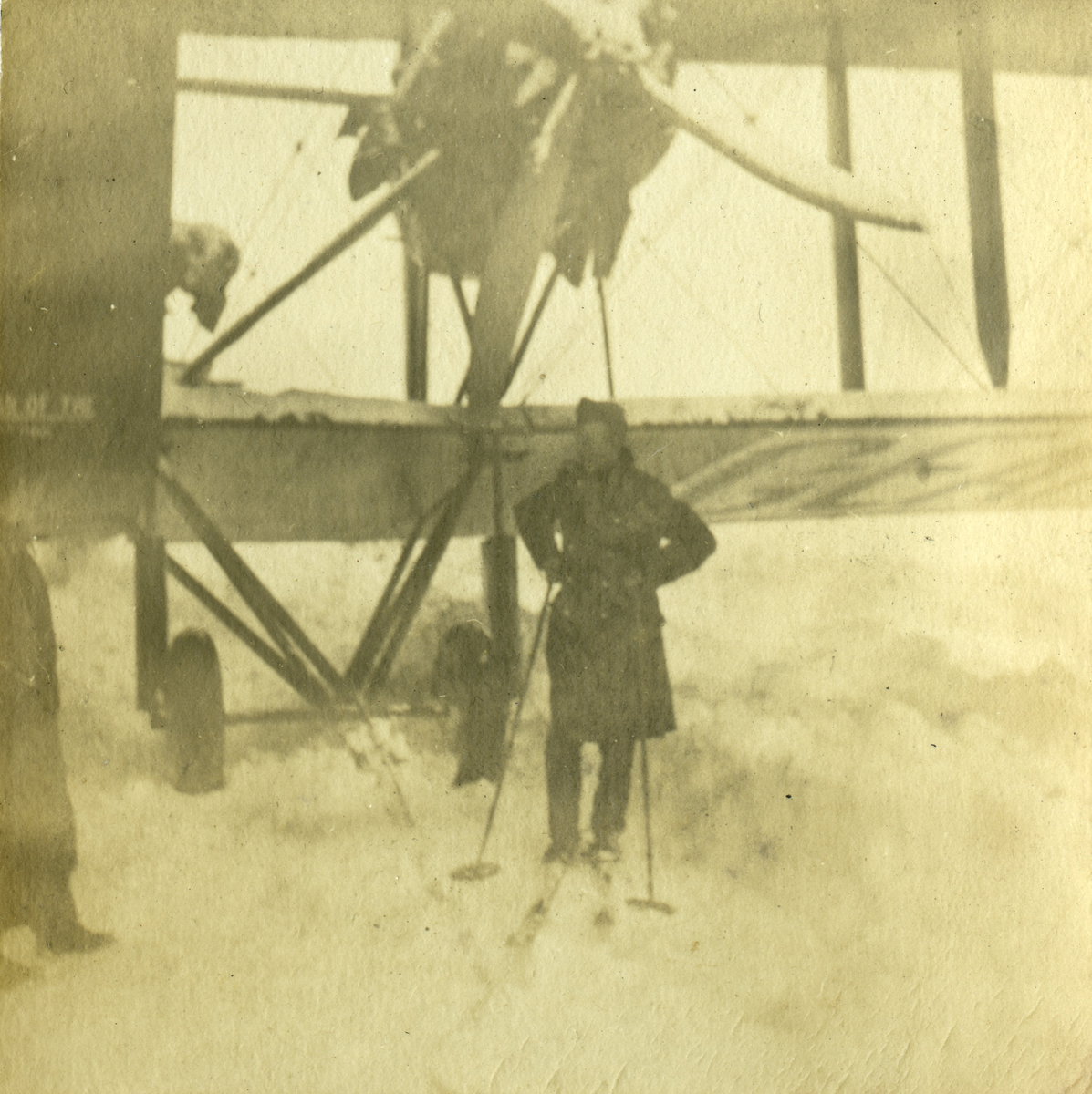 Det britiske flyet Handley Page O/400 G-EAKE ble flyttet inn i en av hangarene på Kjeller flyplass vinteren 1919 - 1920.
