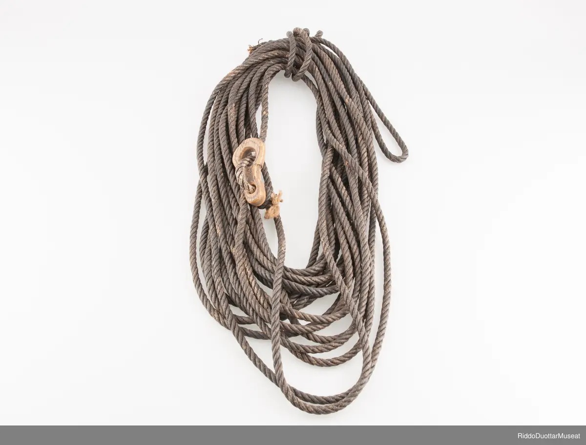 Bihkkaoarra dahje suohpan mii lea bihkkaduvvon mas lea čoarvegiella. Čoarvegielas leat muorranamat, NH ja PBB. 
Lasso som er smurt med tjere og med lassoring av horn. Lassoringen har navn inngravert, NH og PBB.
