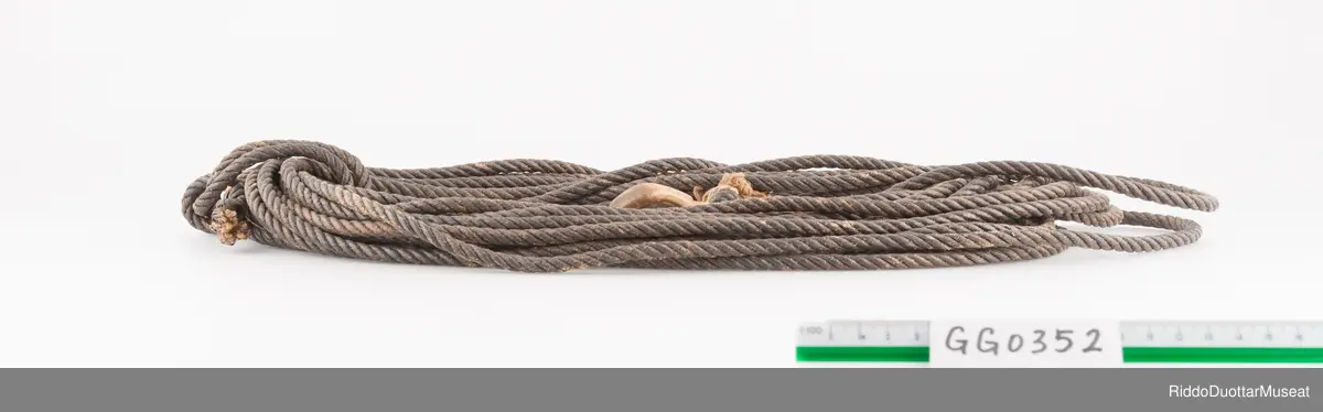 Bihkkaoarra dahje suohpan mii lea bihkkaduvvon mas lea čoarvegiella. Čoarvegielas leat muorranamat, NH ja PBB. 
Lasso som er smurt med tjere og med lassoring av horn. Lassoringen har navn inngravert, NH og PBB.