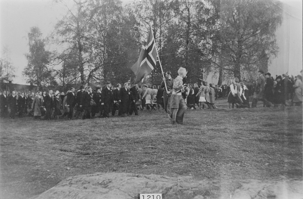 På kirkebakken ved Holmen Kirke etter frigjøringen i 1945.
Helge Reistad med flagget.