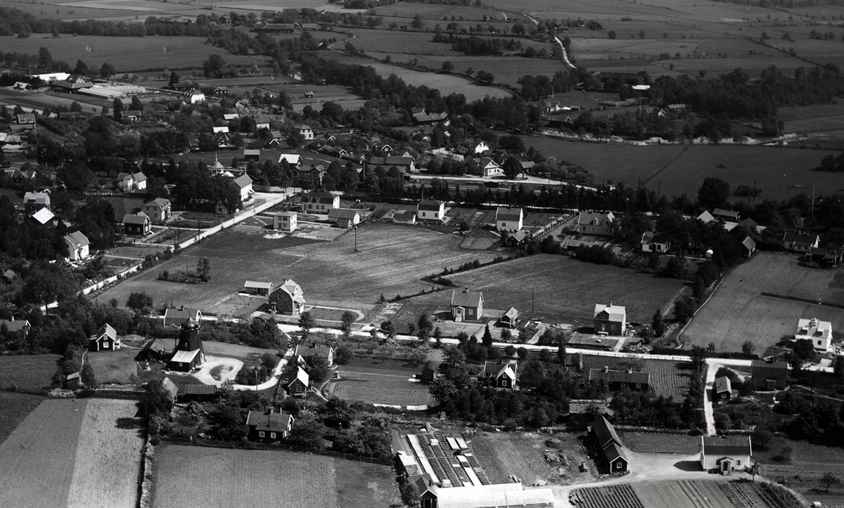 Flygfoto över Läckeby. Helbild och beskuren som vykort.