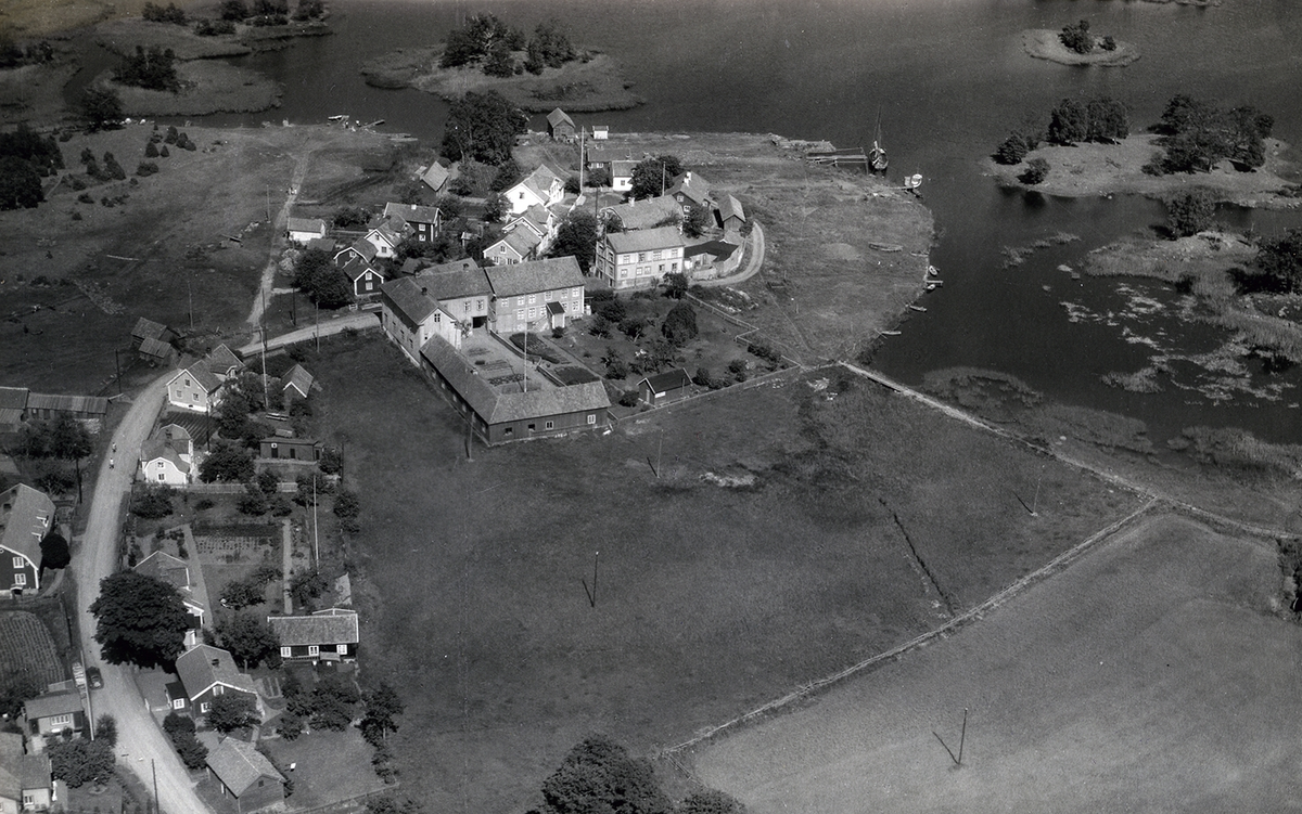 Flygfoto över Pataholm. Den ena bilden visar det obeskurna fotot, det andra beskärningen till vykort.