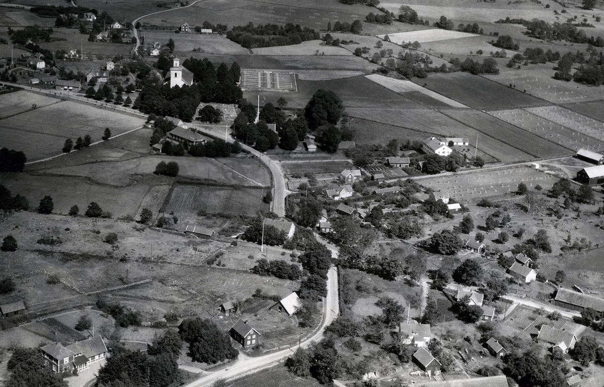 Flygfoto över Ålems kyrkby. Den ena bilden visar det obeskurna fotot, det andra beskärningen till vykort.