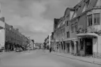 Hedemora. Åsgatan. Skyltar med text: Glas porslin; Skoglunds skinnvaror; Skinncentern; Shell; Bar; Frukt.