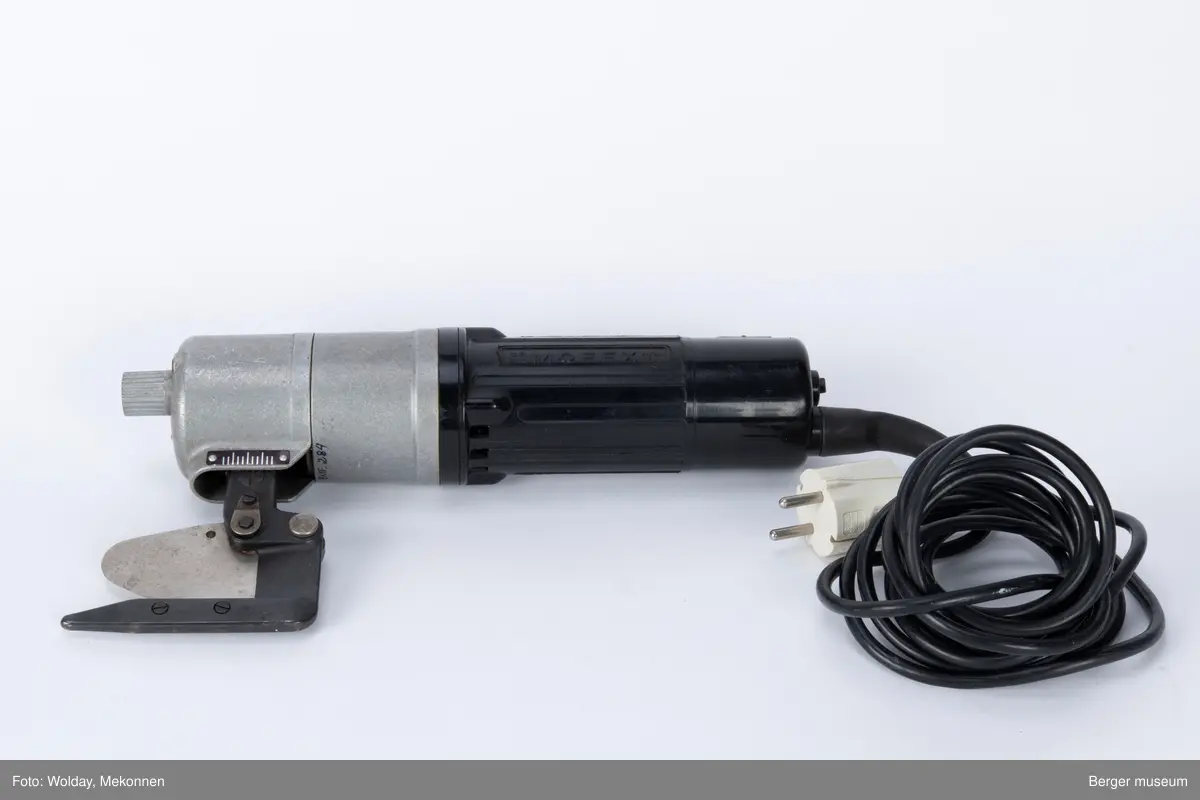 Sylinderformet hoevdkropp, med et klippeblad på nedsiden foran. Motordelen bak, med plastdeksel, fremre halvdel i metall. Elektrisk ledning med stikk.