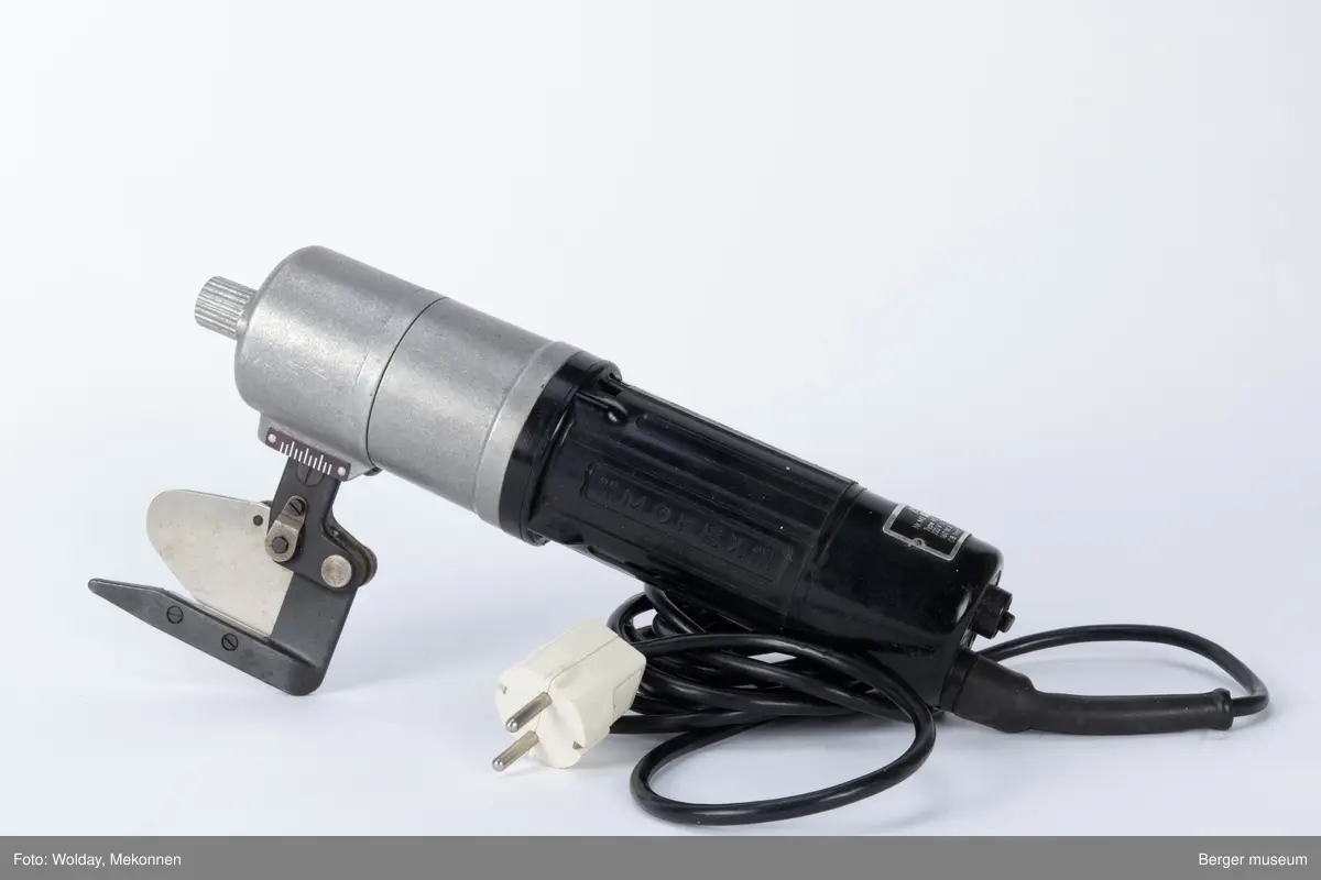 Sylinderformet hoevdkropp, med et klippeblad på nedsiden foran. Motordelen bak, med plastdeksel, fremre halvdel i metall. Elektrisk ledning med stikk.