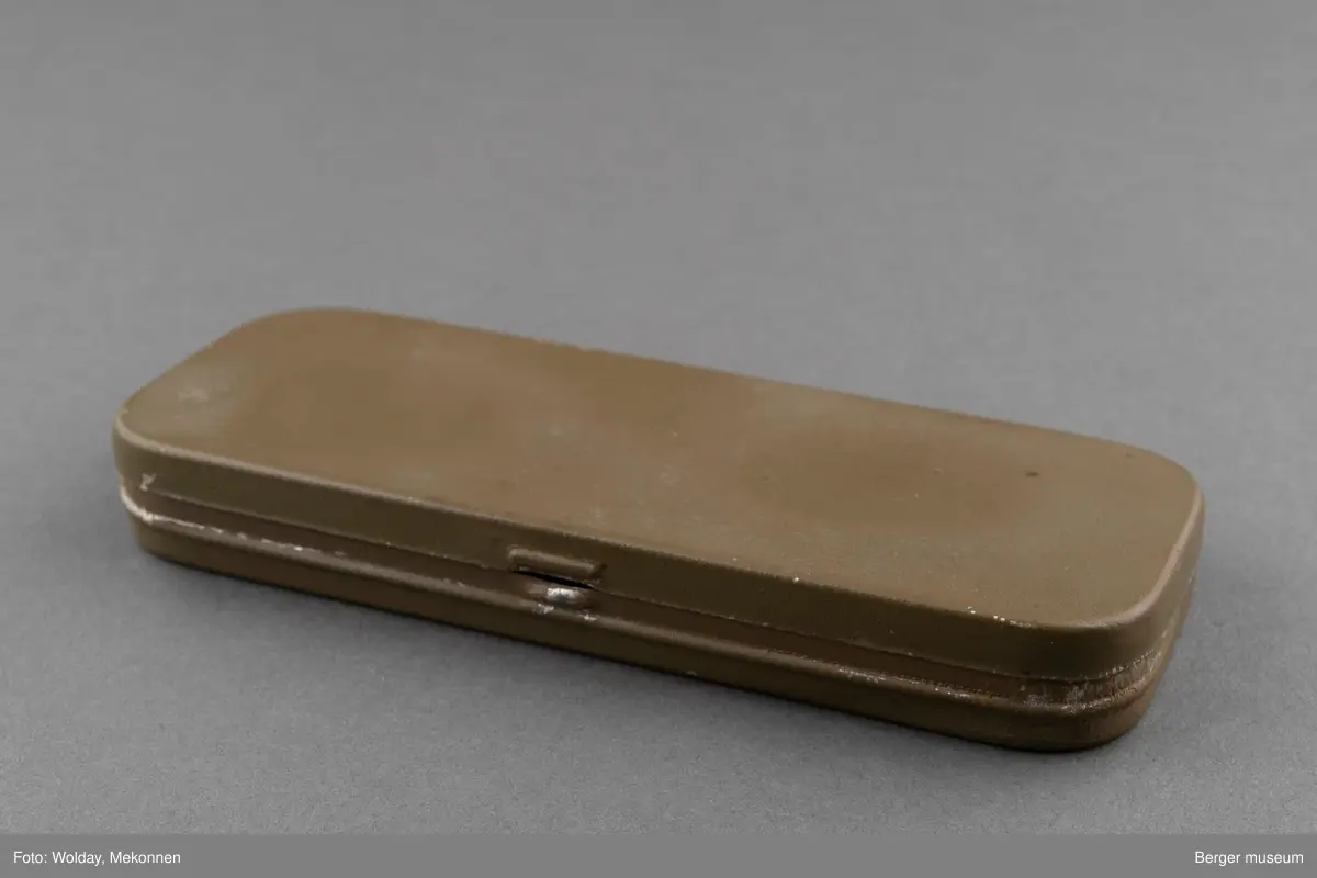 Et par briller med etui.