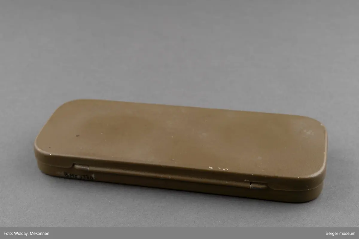 Et par briller med etui.