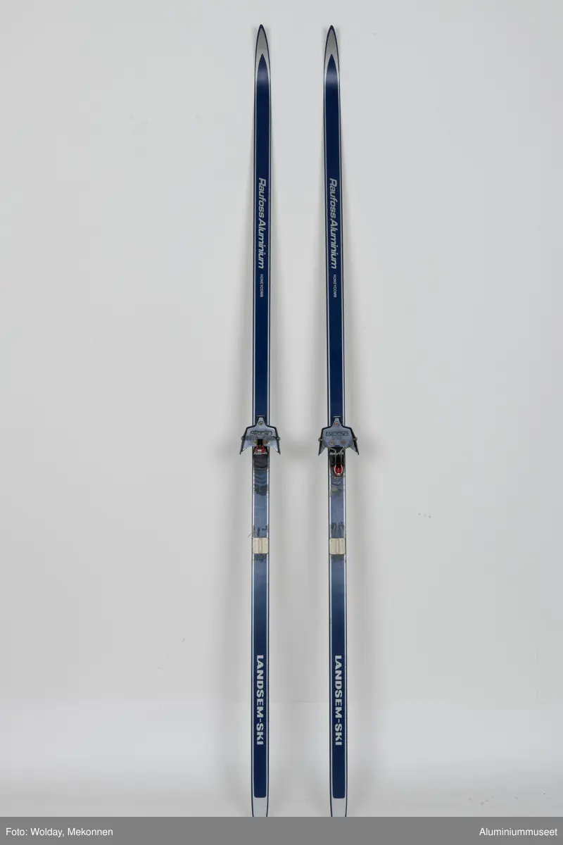 Et par glassfiberski med honycomb aluminiumkjerne.