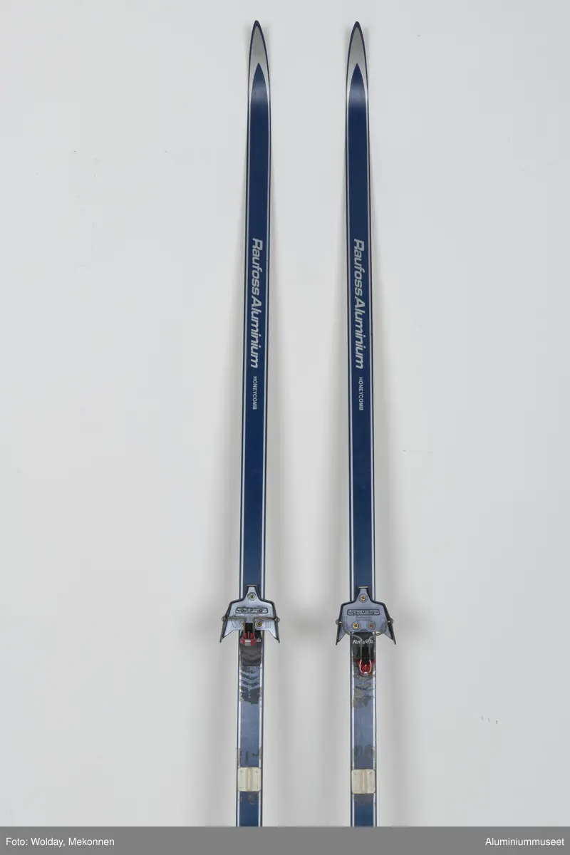 Et par glassfiberski med honycomb aluminiumkjerne.