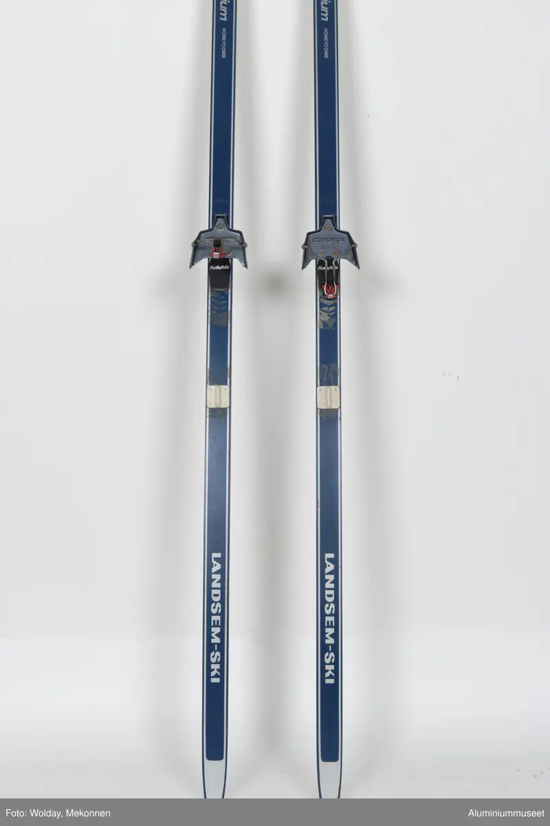 Et par glassfiberski med honycomb aluminiumkjerne.