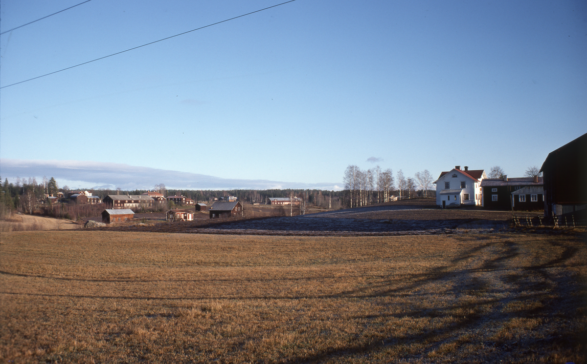 Vy över åkrar och gårdar i Långheds by.