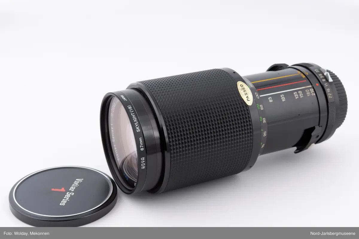 67 mm objektiv med et sylinderformet etui.