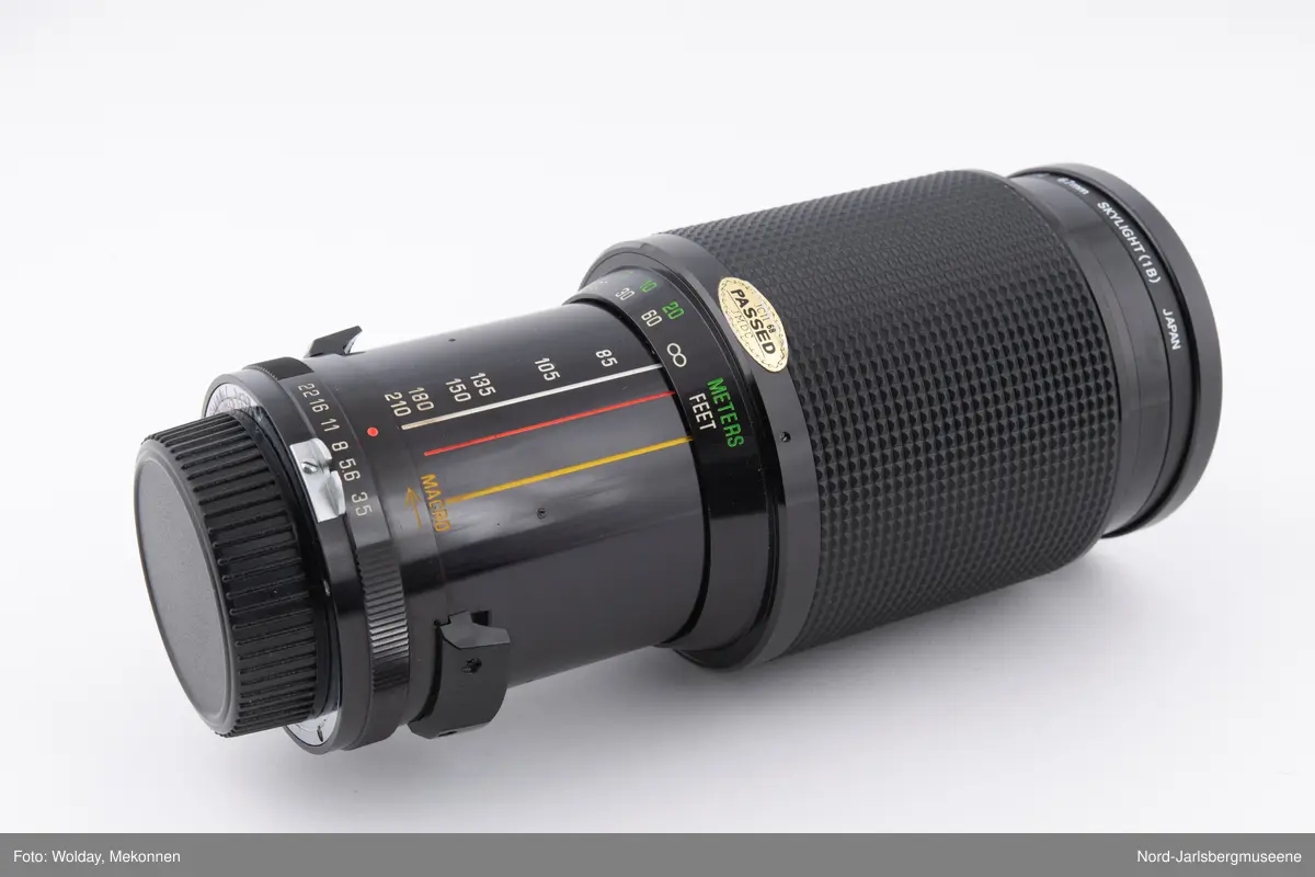 67 mm objektiv med et sylinderformet etui.