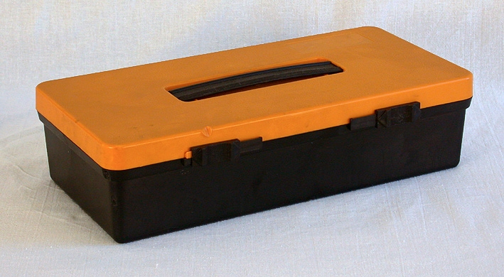 Svart fiskelåda med gult lock. Hela lådan av plast. På lockets ovansida utdragbart svart handtag. Locket stängs med 2 st spärrar som dras i sidled. Inuti lådan ligger lös lådenhet med 8 st fack. Insidan lockat märkt "Design Rune Viking MADE IN SWEDEN" samt handskrivet "118844".