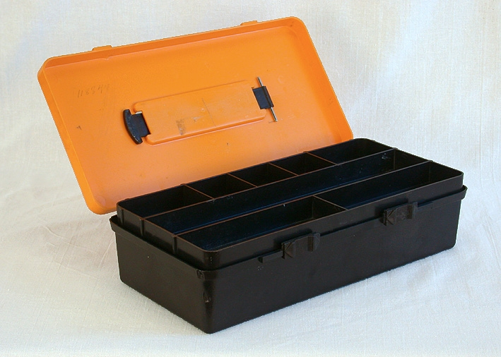 Svart fiskelåda med gult lock. Hela lådan av plast. På lockets ovansida utdragbart svart handtag. Locket stängs med 2 st spärrar som dras i sidled. Inuti lådan ligger lös lådenhet med 8 st fack. Insidan lockat märkt "Design Rune Viking MADE IN SWEDEN" samt handskrivet "118844".