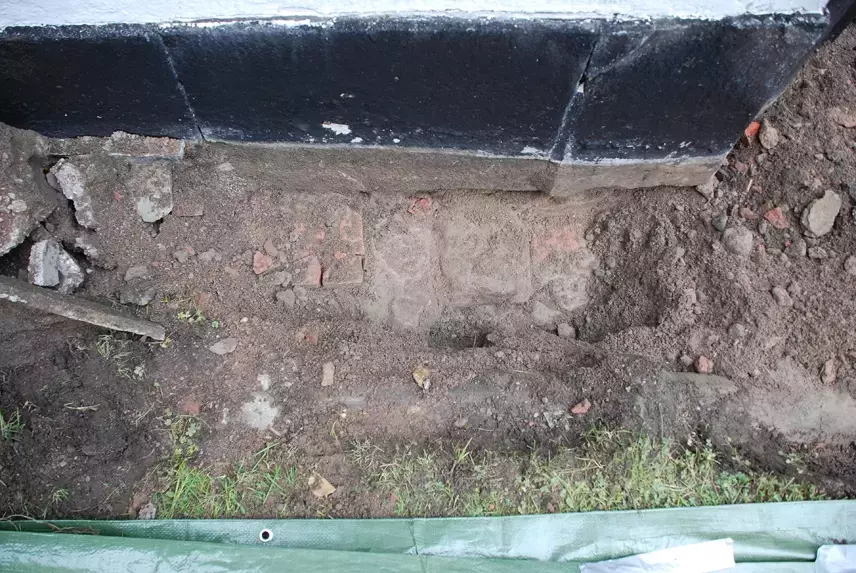 Åtgärder och iakttagelser vid Langes gravkor.


Frilagda konstruktioner och dagvattenledning.