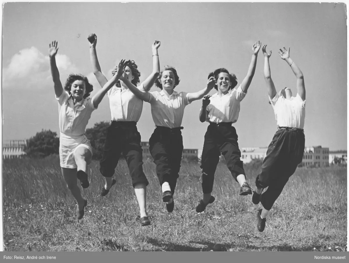 Fem medlemmar ut Sofiaflickorna, en gymnastikförening från Sofia på Södermalm i Stockholm grundad av Maja Carlquist 30 november 1936 fångade mitt i ett skutt på en äng.