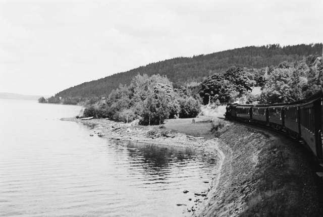 Prot: Toget langs Mjøsa mot Skreia