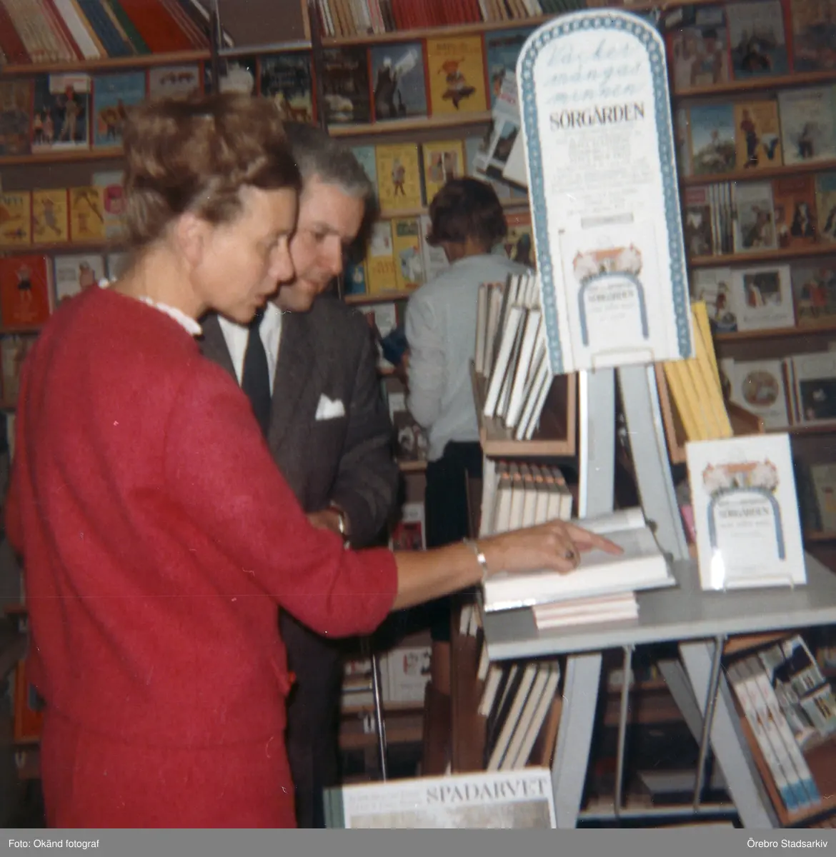 Bokinköp

Från vänster; Bibliotekarie Gunhild Enemund, Herr Forslund,