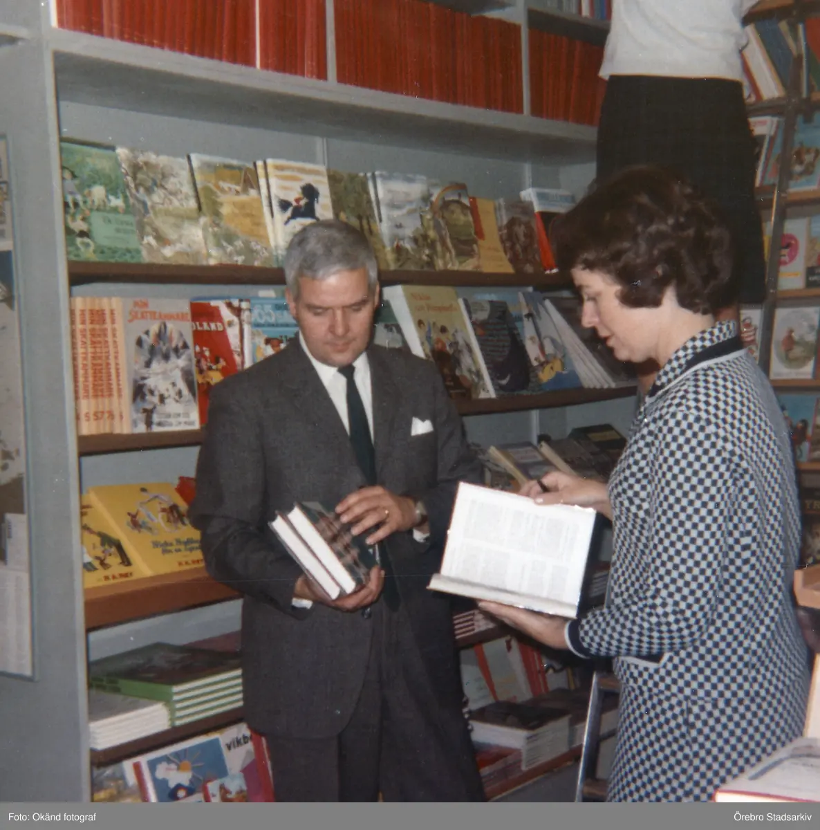 Vid barnböckerna

Från vänster; Herr Forslund, Bibliotekarie Barbro Noreen