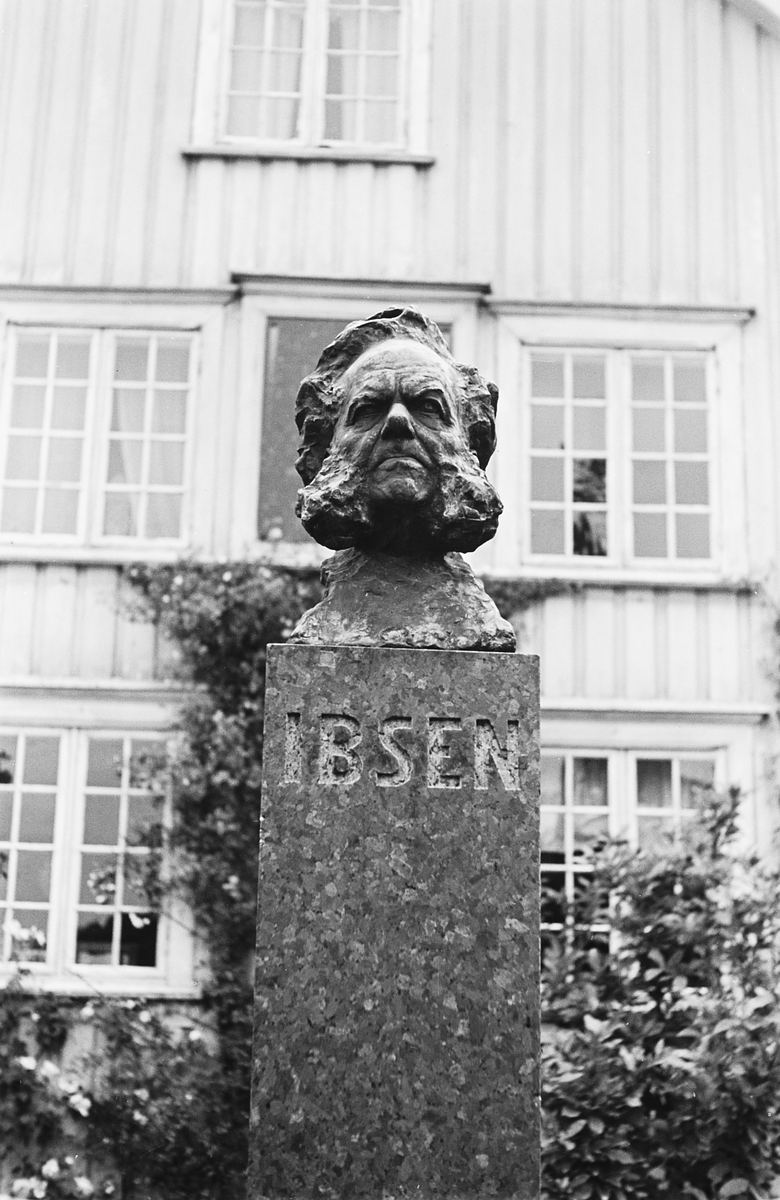 Prot:  Hamsun Ibsen byste Grimstad