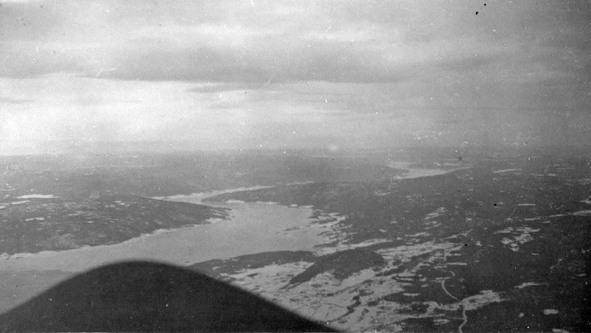 Flyfoto av Randsfjorden, tatt under Hærens Flyvevesens vinterøvelse på Fagernes i 1921.
