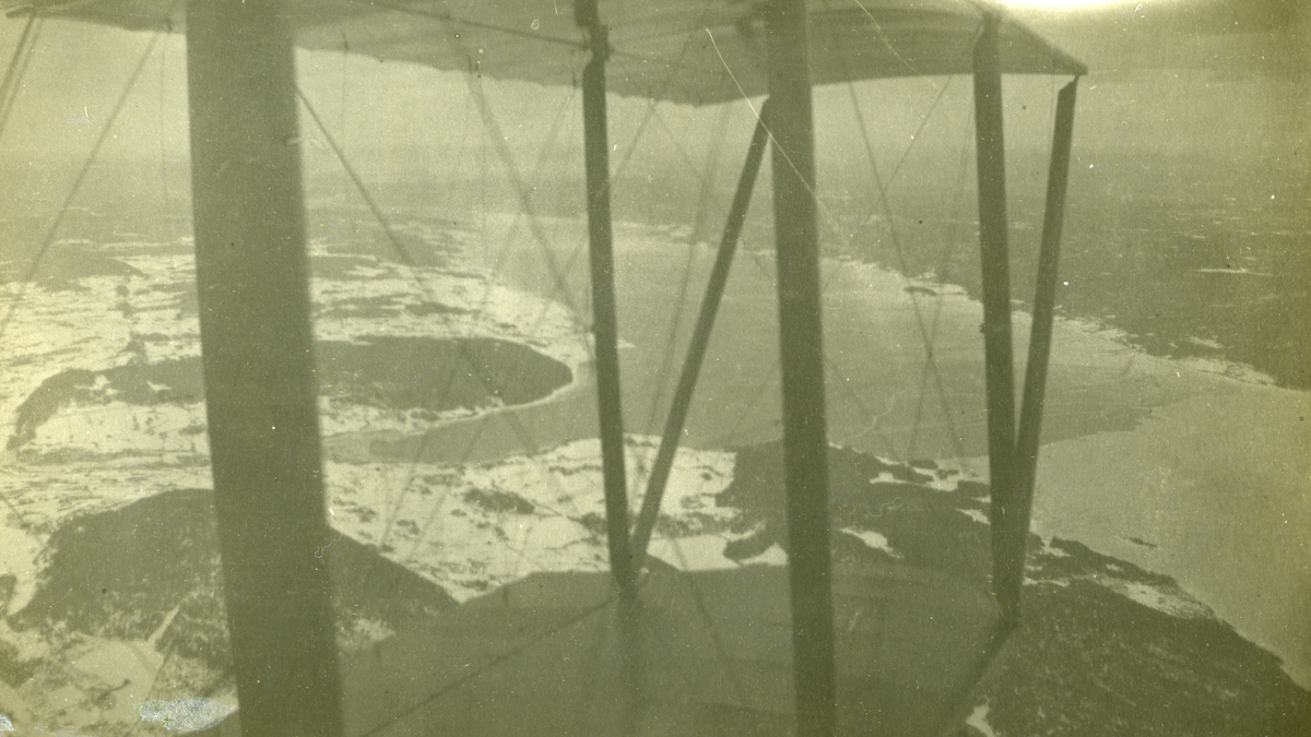 Flyfoto av Randsfjorden, tatt under Hærens Flyvevesens vinterøvelse på Fagernes i 1921.